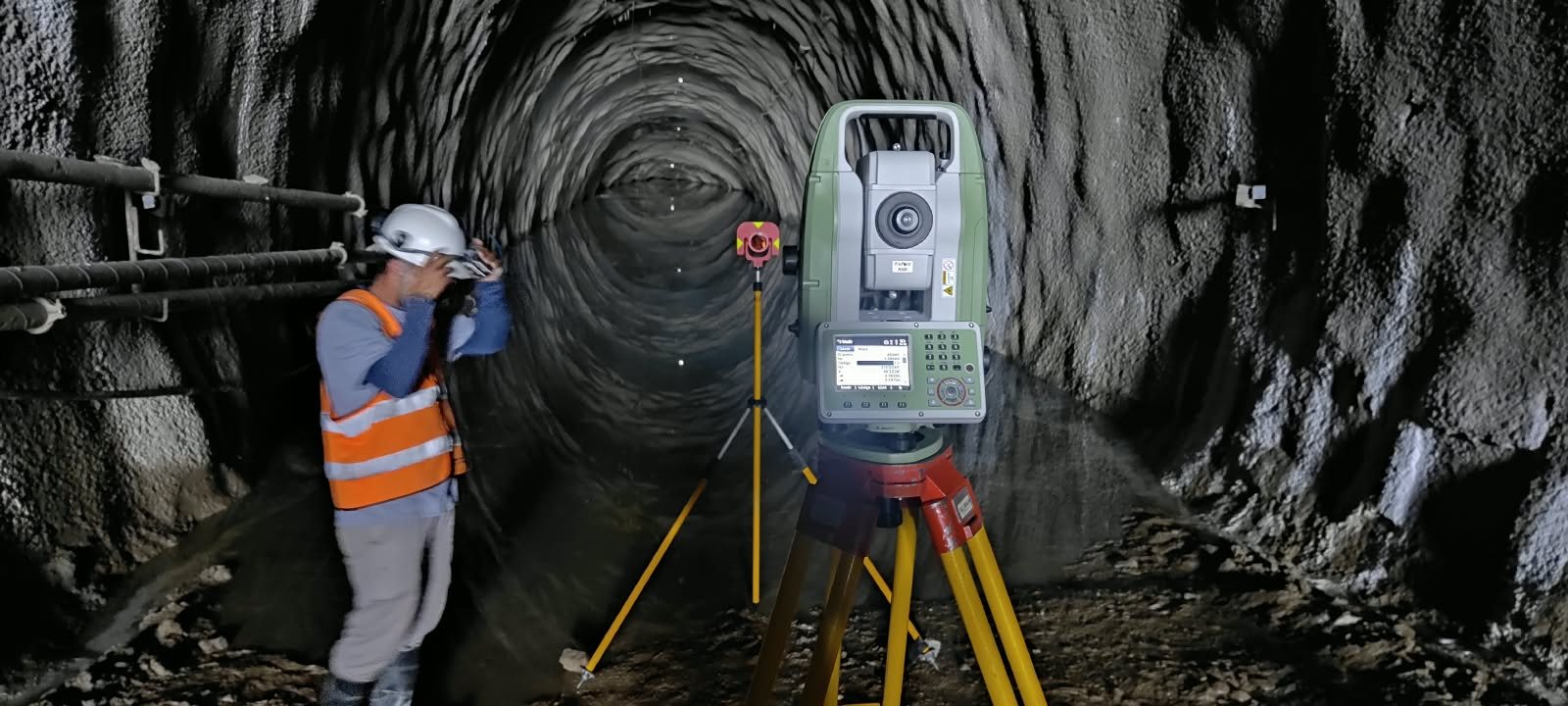 Equipe da RHP operando estação total dentro do túnel